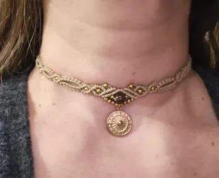 Collar macramé con colgante y piedra.
