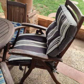 Conjunto mesa y 5 sillas de teca