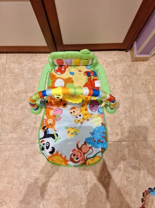 Parque para bebé con piano