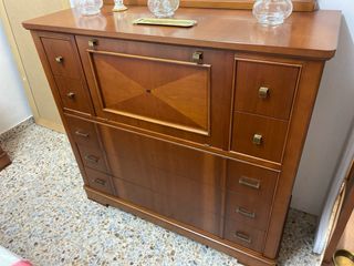 Dormitorio matrimonio fabricado madera de cerezo.