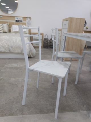 Tavolo da pranzo/cucina con 4 sedie