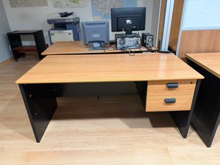 Muebles y mesas de oficina de madera