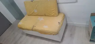 Banco de madera blanco y amarillo