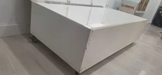 Banco de madera blanco y amarillo