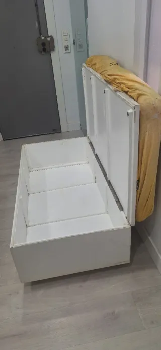 Banco de madera blanco y amarillo