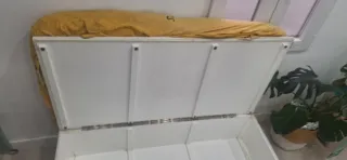 Banco de madera blanco y amarillo