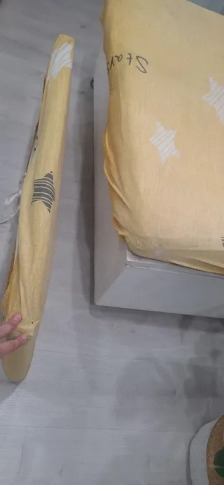 Banco de madera blanco y amarillo