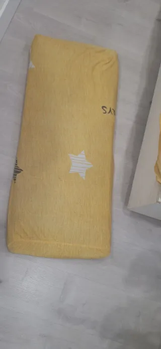 Banco de madera blanco y amarillo