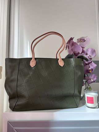 Bolso de piel verde con relieve