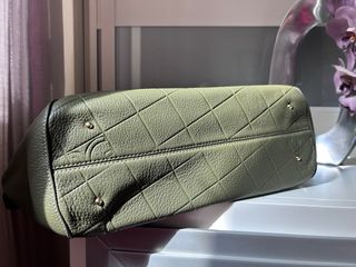 Bolso de piel verde con relieve