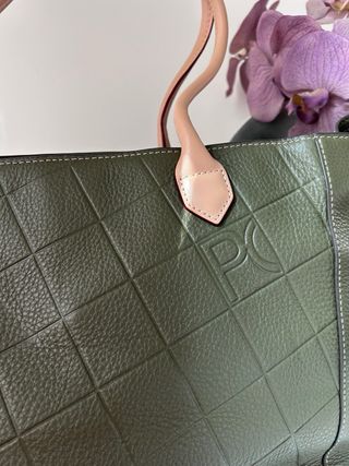 Bolso de piel verde con relieve