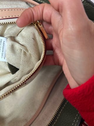 Bolso de piel verde con relieve