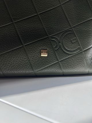 Bolso de piel verde con relieve