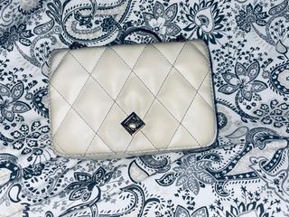 Bolso blanco con Detalles Dorados