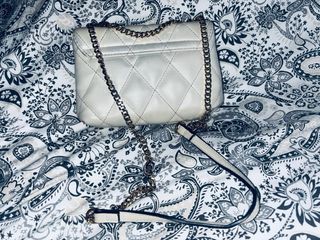 Bolso blanco con Detalles Dorados
