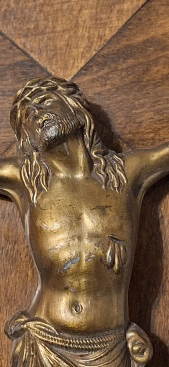 Crucifijo de roble con figura de Jesús