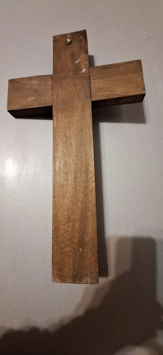 Crucifijo de roble con figura de Jesús