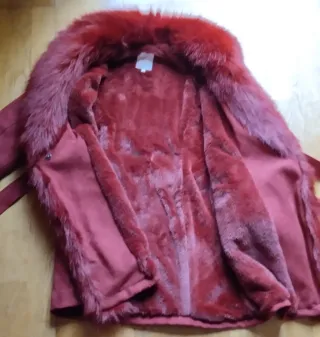 REBAJAS INVIERNO Abrigo rojo Chic&June con pelo