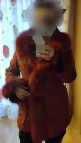 REBAJAS INVIERNO Abrigo rojo Chic&June con pelo