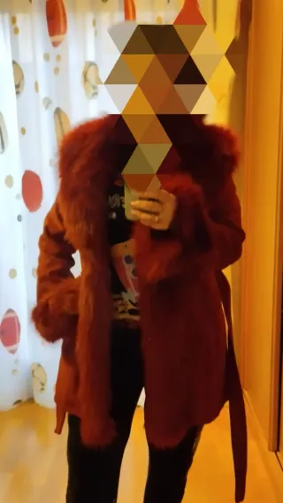 REBAJAS INVIERNO Abrigo rojo Chic&June con pelo