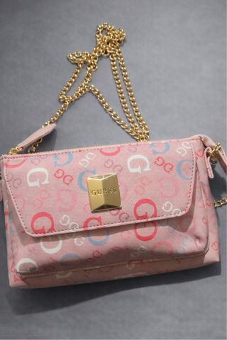 Bolso Guess Rosa con Cadena Dorada