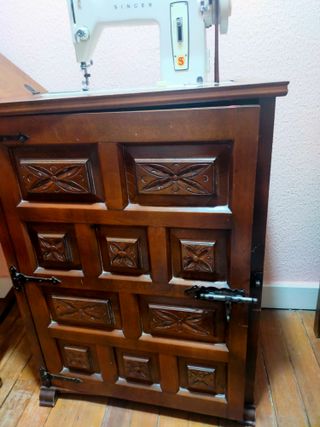 Mueble y Máquina de Coser Antigua SINGER