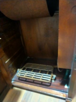 Mueble y Máquina de Coser Antigua SINGER