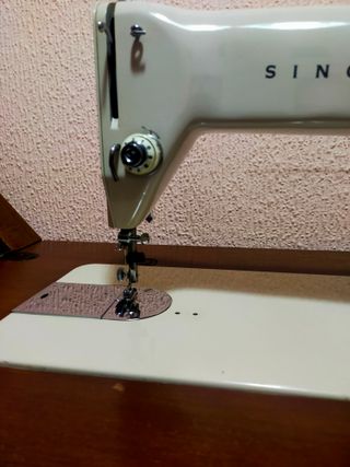 Mueble y Máquina de Coser Antigua SINGER