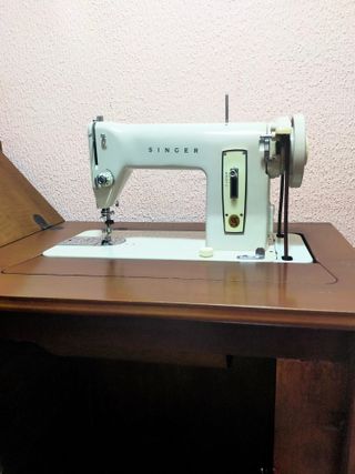 Mueble y Máquina de Coser Antigua SINGER