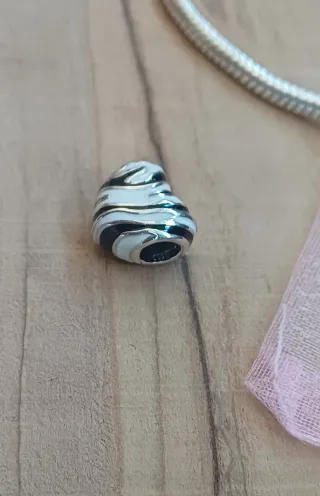 Charm | Corazón Cebra