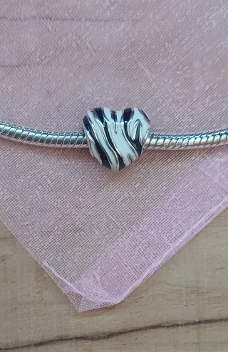 Charm | Corazón Cebra