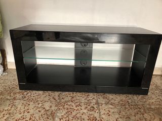 Mueble bajo TV negro con ruedas