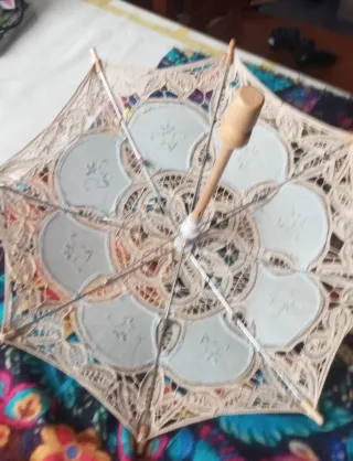 Sombrilla de encaje beige y azul