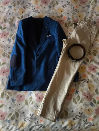 Traje azul y blanco
