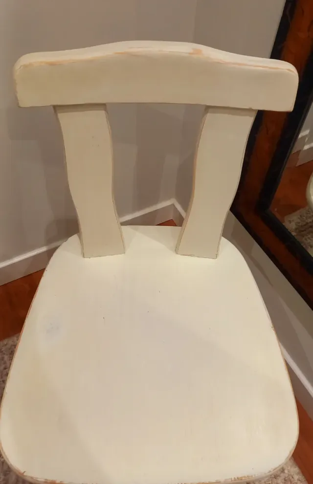 Silla de madera maciza beige