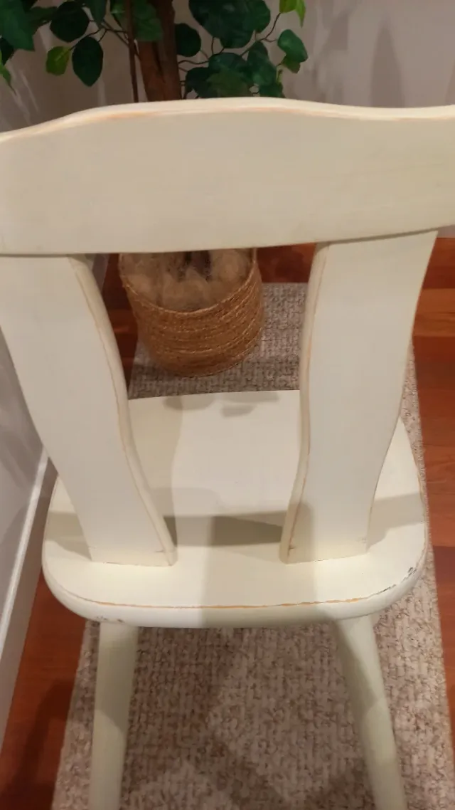 Silla de madera maciza beige