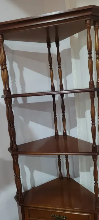 Estantería rinconera de madera