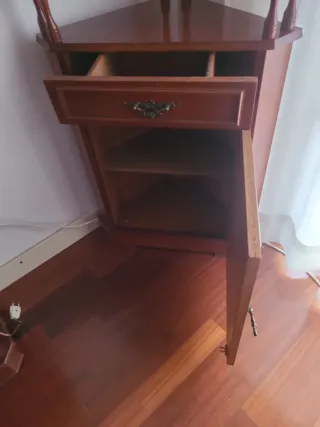Estantería rinconera de madera