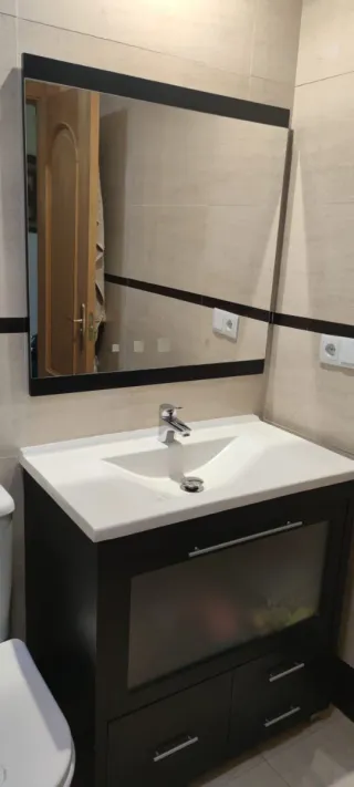Mueble de baño. Con grifo y lavabo Porcelanosa.