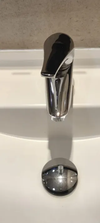 Mueble de baño. Con grifo y lavabo Porcelanosa.