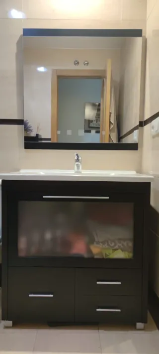 Mueble de baño. Con grifo y lavabo Porcelanosa.