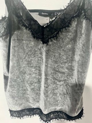 Top Bershka terciopelo negro y gris