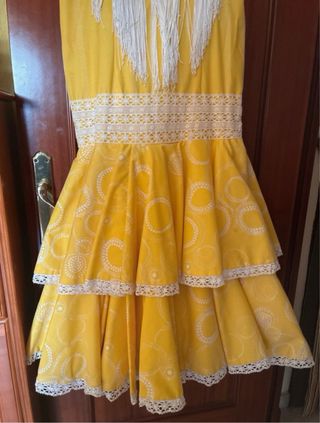 Vestido de flamenca amarillo con flecos