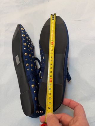 Bailarinas terciopelo azul con tachuelas doradas