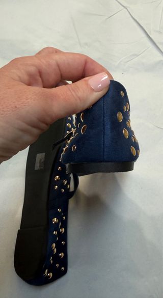 Bailarinas terciopelo azul con tachuelas doradas