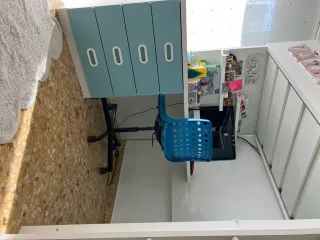 Cama alta con escritorio y estanterías