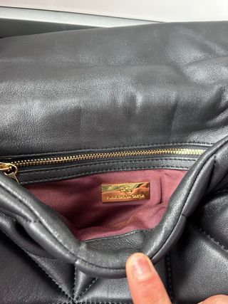 Bolso negro con detalles dorados