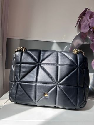 Bolso negro con detalles dorados