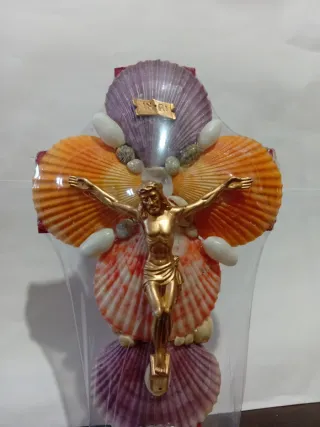 Figura Cristo y Virgen María sobre conchas marinas