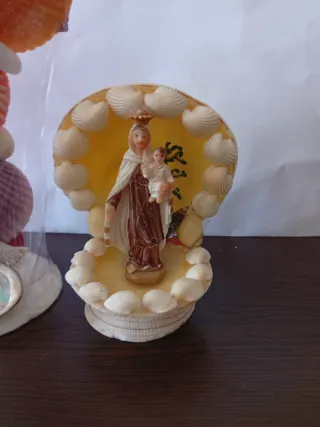 Figura Cristo y Virgen María sobre conchas marinas